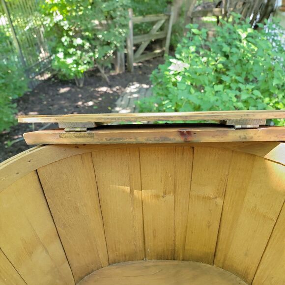 Basketville Vermont Picnic Basket Sturdy Vertical Slates Handles Apple Design - Picture 6 of 12